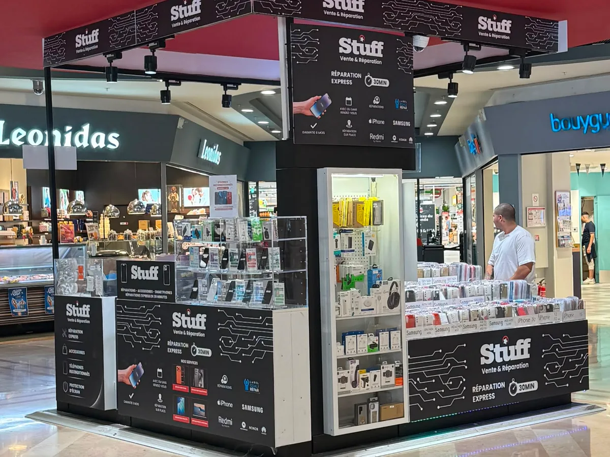 Présentoir d'accessoires et de smartphones neufs et reconditionnés du corner STUFF à Aubagne